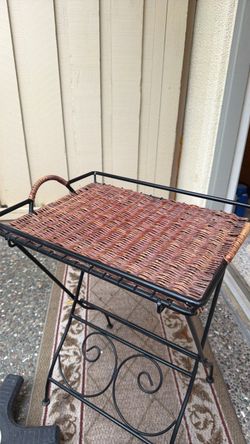Woven and metal foldable tray table
