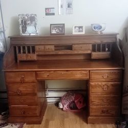ANTIQUE ROLL TOP DESK,  EXCELLENT CONDITION. MUST SELL ASAP  