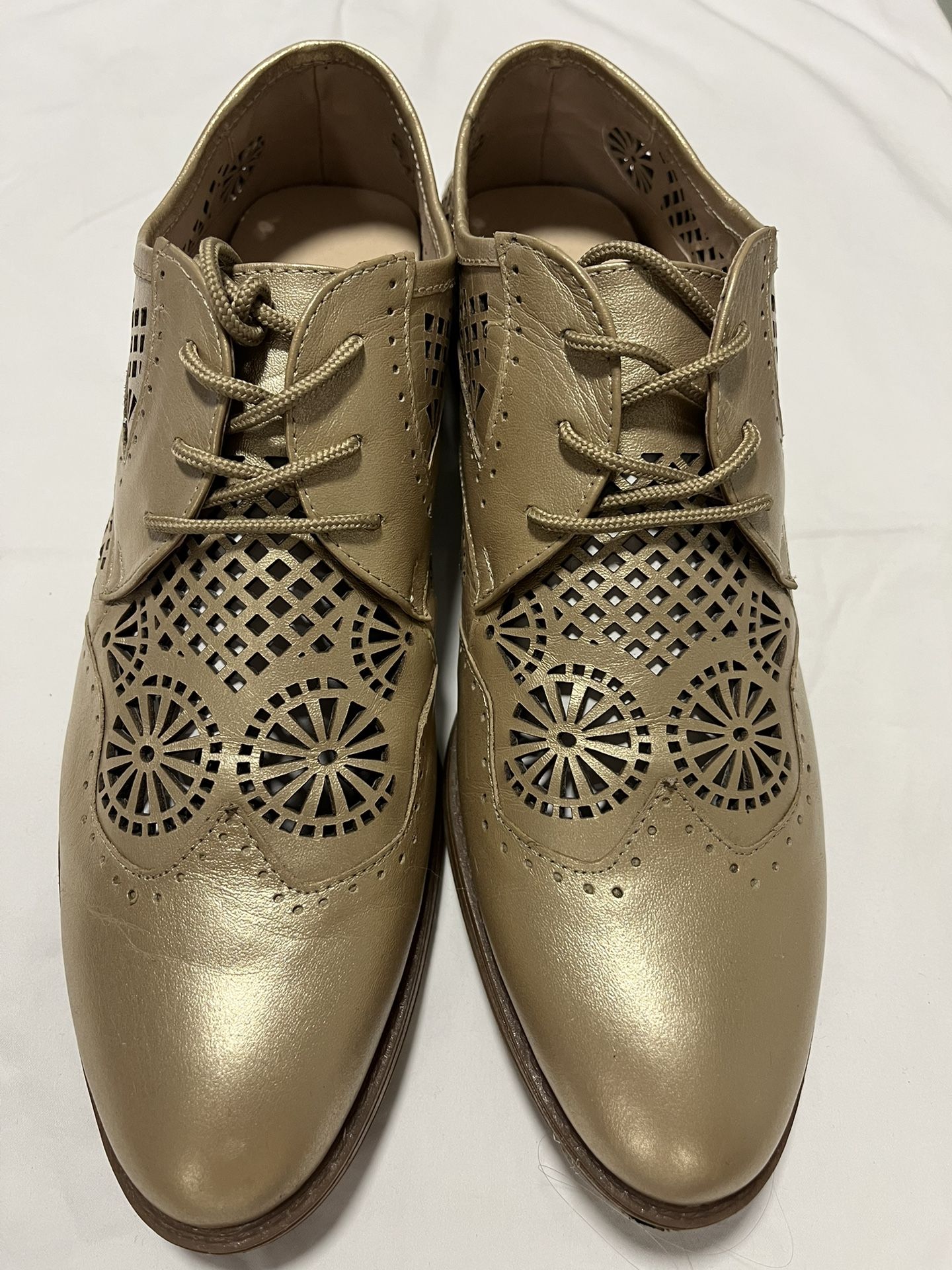 Womens size 40 US 8.5 Lace Oxford Shoes Gold Beige Cutout Leather