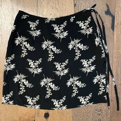 Banana Republic Black Floral Rayon Mini Short Skirt  14w by 18L size 8
