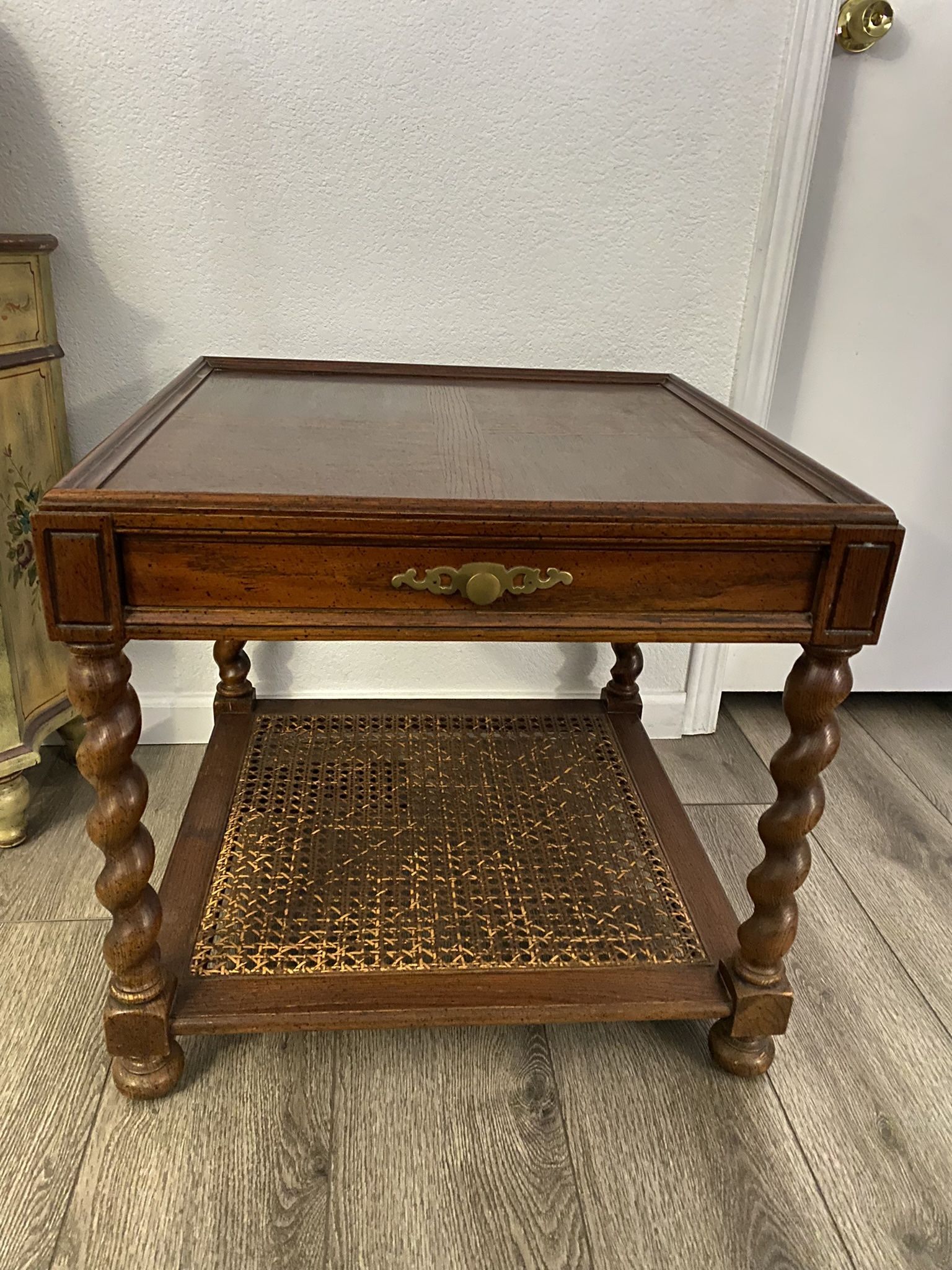 Vintage End Table. NO HOLD