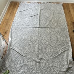Beautiful 4.5x7 Washable Rug 