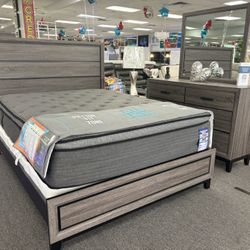 Wooden 5pc Bedroom Set W/ FREE NIGHTSTAND For Sale (Brand New & In Box) 