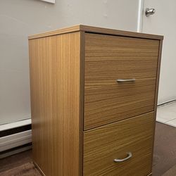 Night stand 100% hard wood in great conditions