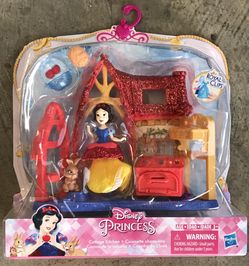 NEW Disney Princess SNOW WHITE Doll Figure Cottage Kitchen Playset Royal Clips
