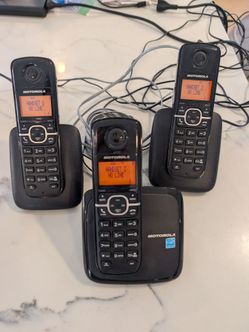 Motorola Digital Cordless Phone Model L303M Three Handsets