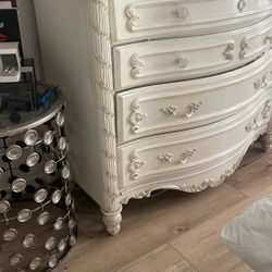 Elegant Vintage French Style Dresser – Ornate White Cabinet – Excellent Condition