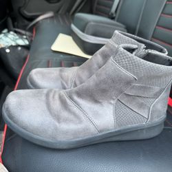 Womens Size 10m Clark’s Cloudstepper Grey Booties 
