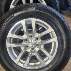 SET DE 4 18" RINES GOMAS 98%DE VIDA PARA SILVERADO, TAHOE AVALANCHE SUBURBAN GMC 