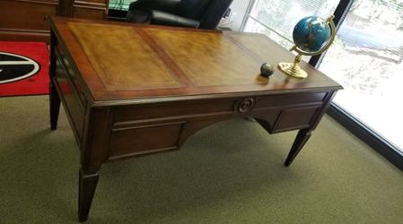 Come get it MUST GO ASAP Ethan Allen Buckley Leather Top Desk
