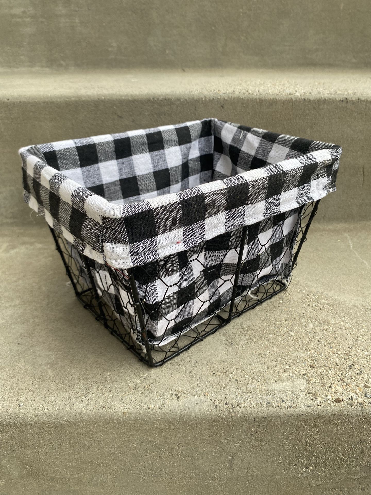 Metal farmhouse checkered chicken wire basket
