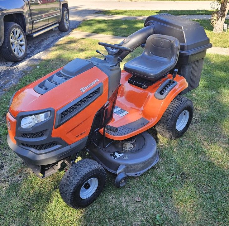 2016 HUSQVARNA LAWN TRACTOR WITH 19HP Briggs And Stratton Engine, 42 " Deck With Bagger System, Foot Operating Transmission