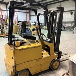 Caterpillar MC 30 Electric Forklift