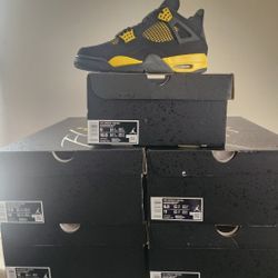 🚫no trades🚫 Jordan Retro 4 thunder  $295... DM ME❗️