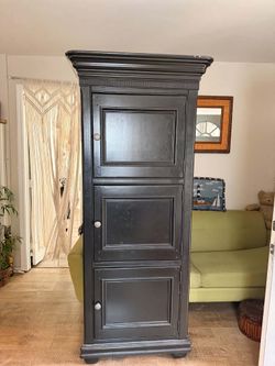 BLACK DRESSER