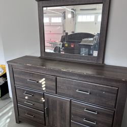 Dresser With Mirror Attachment 