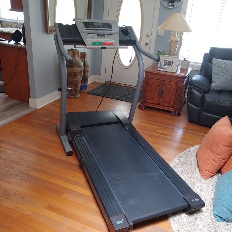 Treadmill NordicTrack C1800s for Sale in La Mesa CA OfferUp