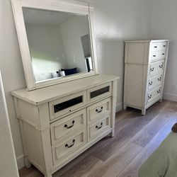 Bedroom Furniture Set 