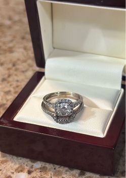 Engagement and wedding band set