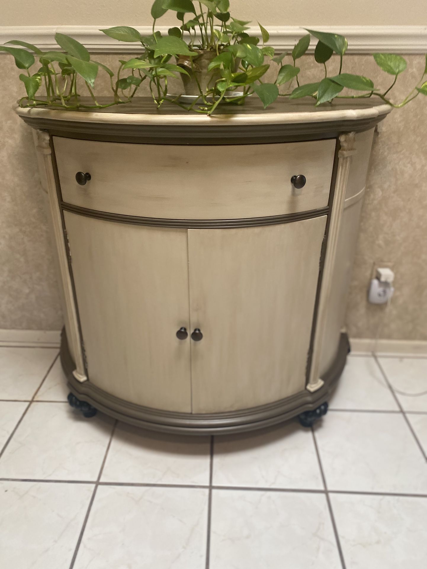 Selling A Beautiful Hallway/entryway Table