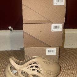 DS yeezy foam runner mist ps size 2y and 3y adult size 4