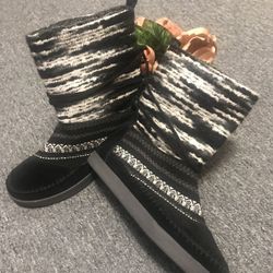 Woman’s Size 7.5 Toms Boots