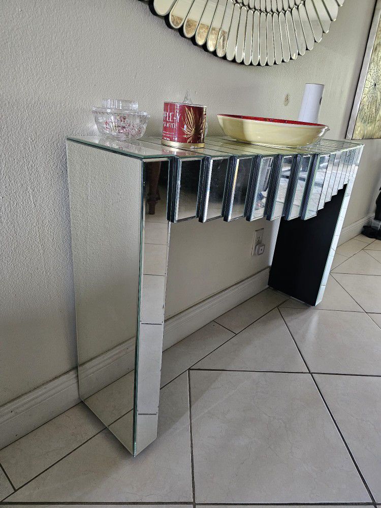 Entrance Table And Mirror
