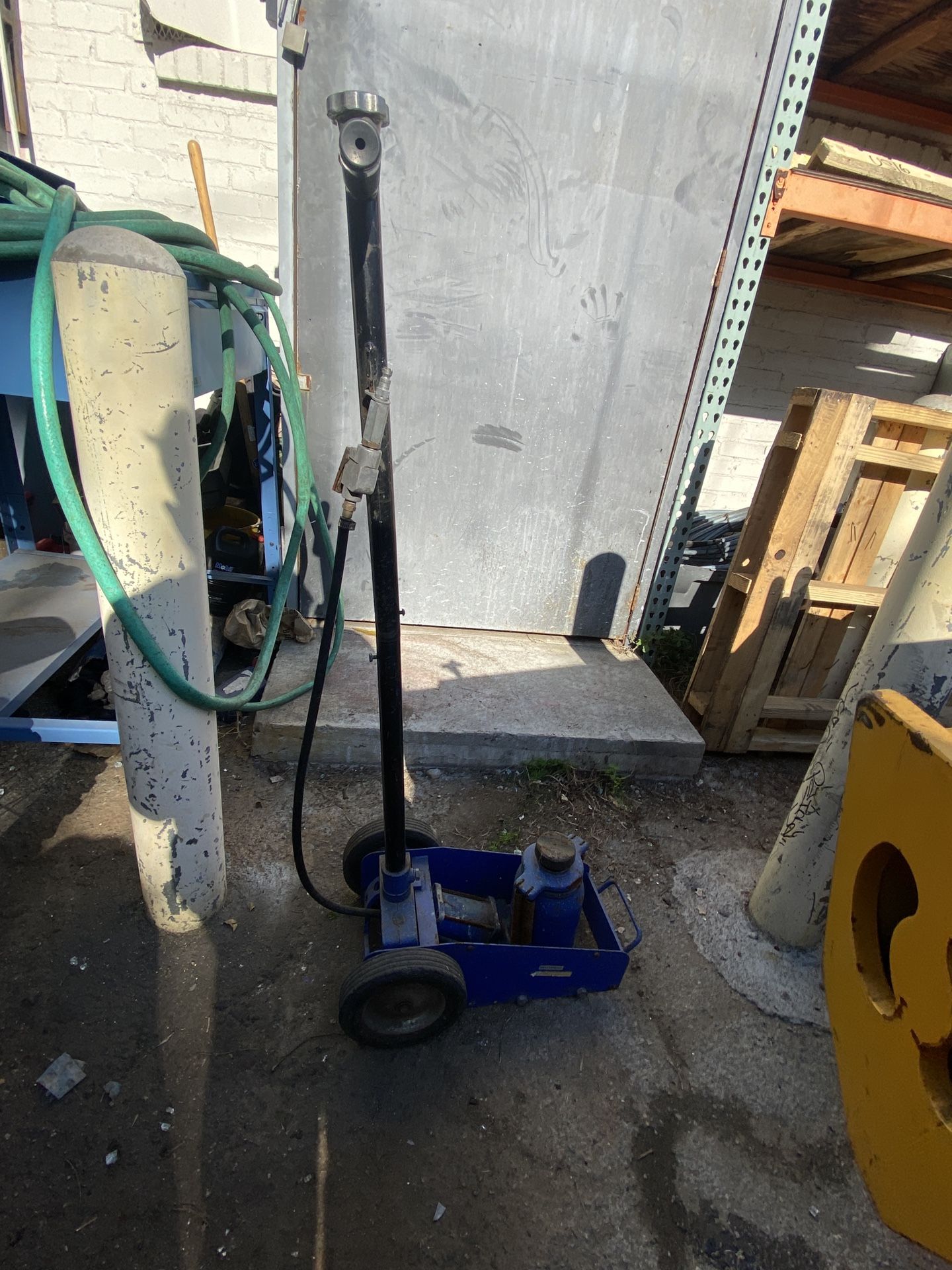 Air/Hydraulic Service Floor Jack