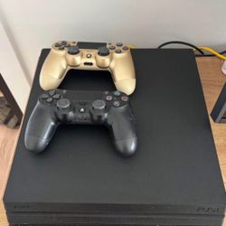 Play station 4 2 Controllers 