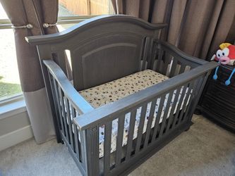 Oxford Baby London Lane 4 in 1 Convertible Crib.