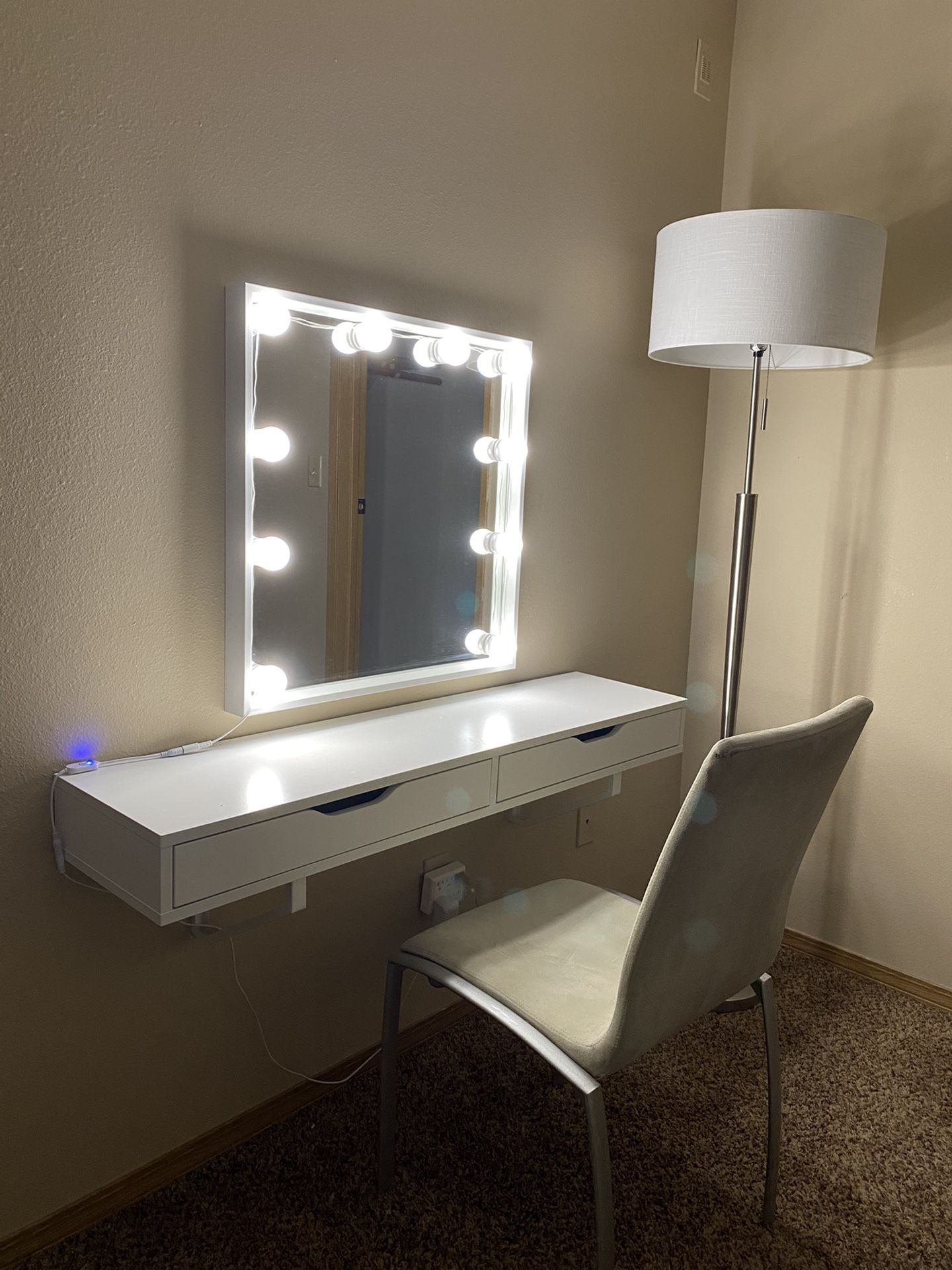 Vanity desk with mirror and lights for Sale in Redmond, WA - OfferUp