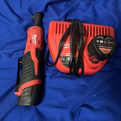 MILWAUKEE 3/8 M12  Electric Ratchet W Battery And Charger
