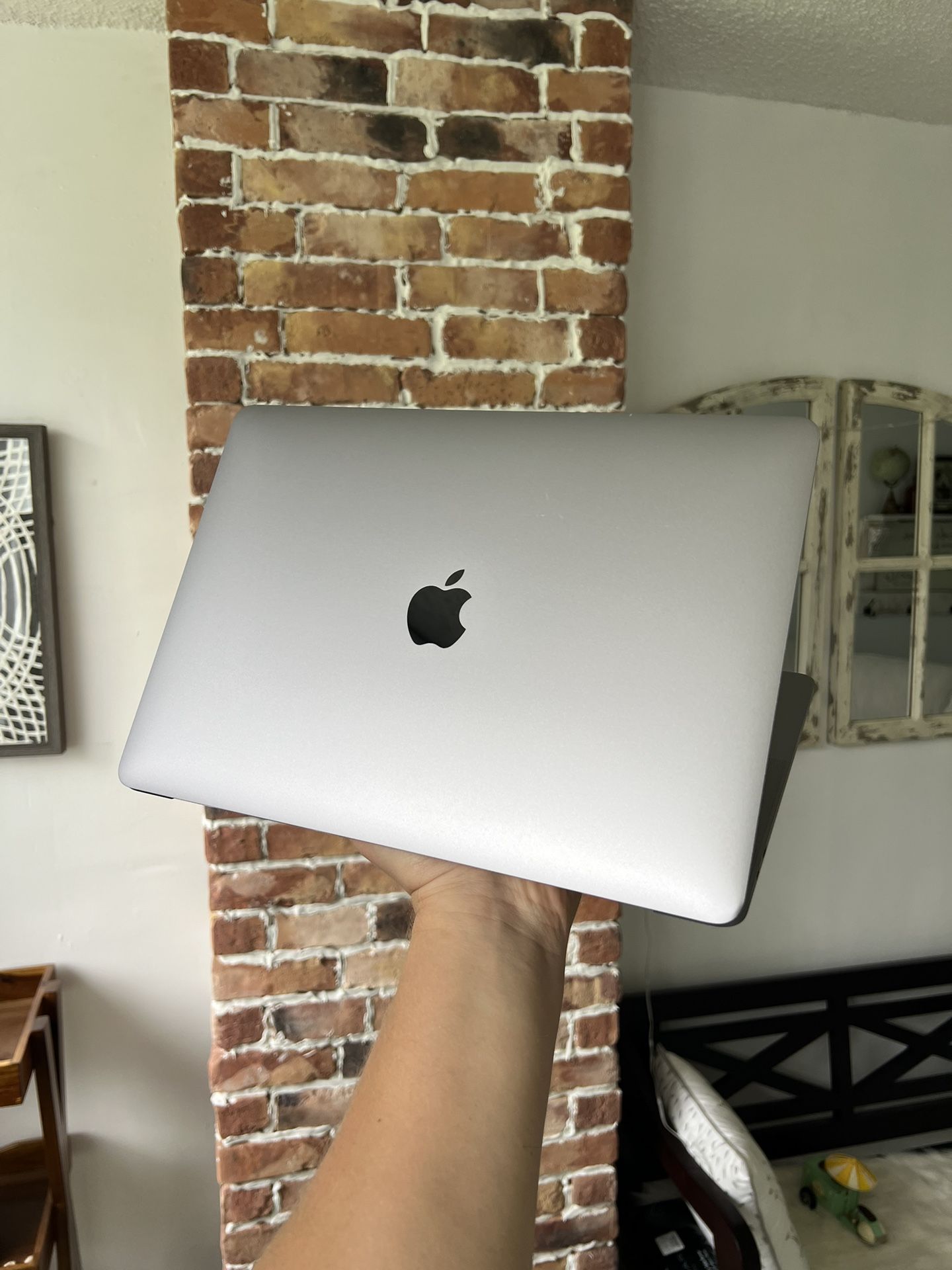 Apple MacBook Pro M1 (13-inch, 8GB RAM, 256GB SSD Storage) - Space Gray Laptop