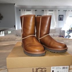 UGG AUSTRALIA  W Classic Short Leather 