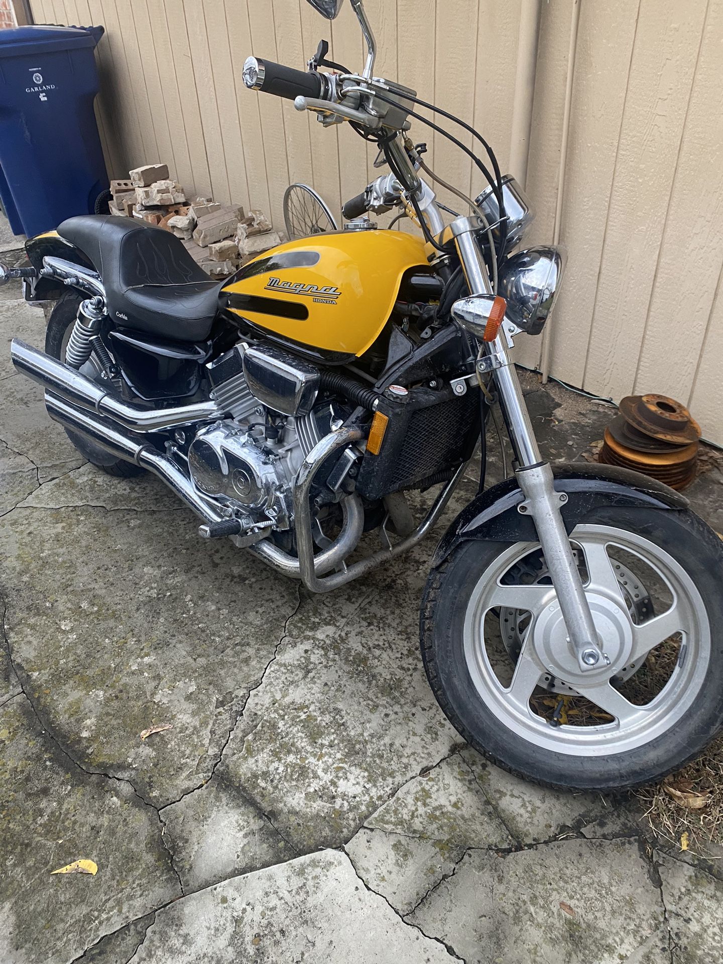Honda Magna