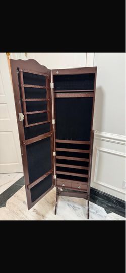 Jewelry cabinet