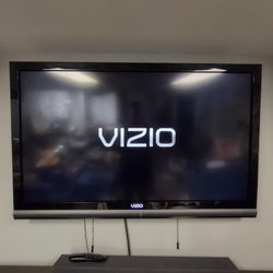 Vizio TV With Wall Mount 