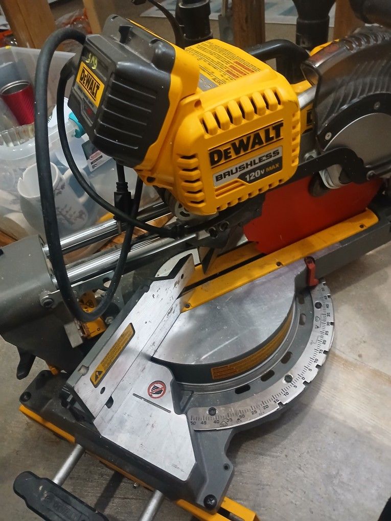 Dewalt DHS790 12inch Compound Miter Saw