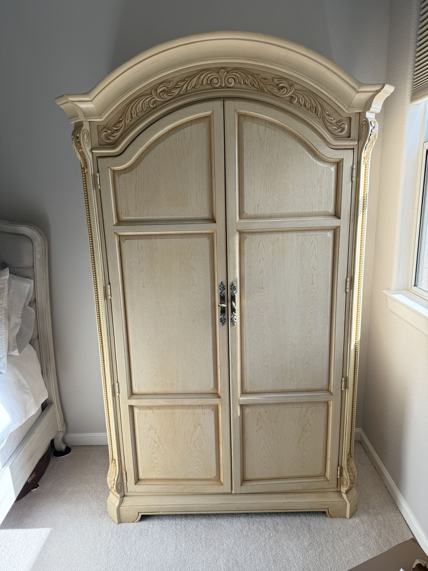Beautiful Armoire - Excellent Condition