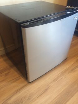 Avanti mini fridge