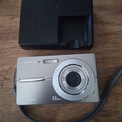 OLYMPUS FE-360 DIGITAL CAMERA 2.5" LCD 3X OPTICAL ZOOM 8.0 MPX TESTED WORKING GREAT