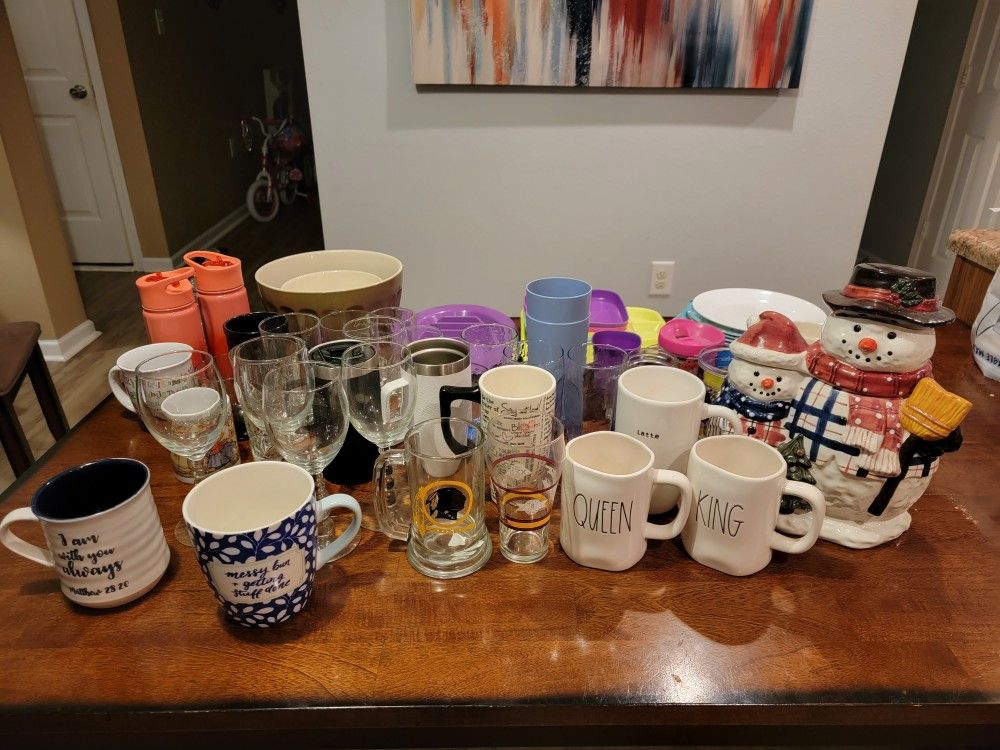 Free FREE FREE.   Kitchen Cleanout Coffee Mugs, Glasses, Plates, Bowls