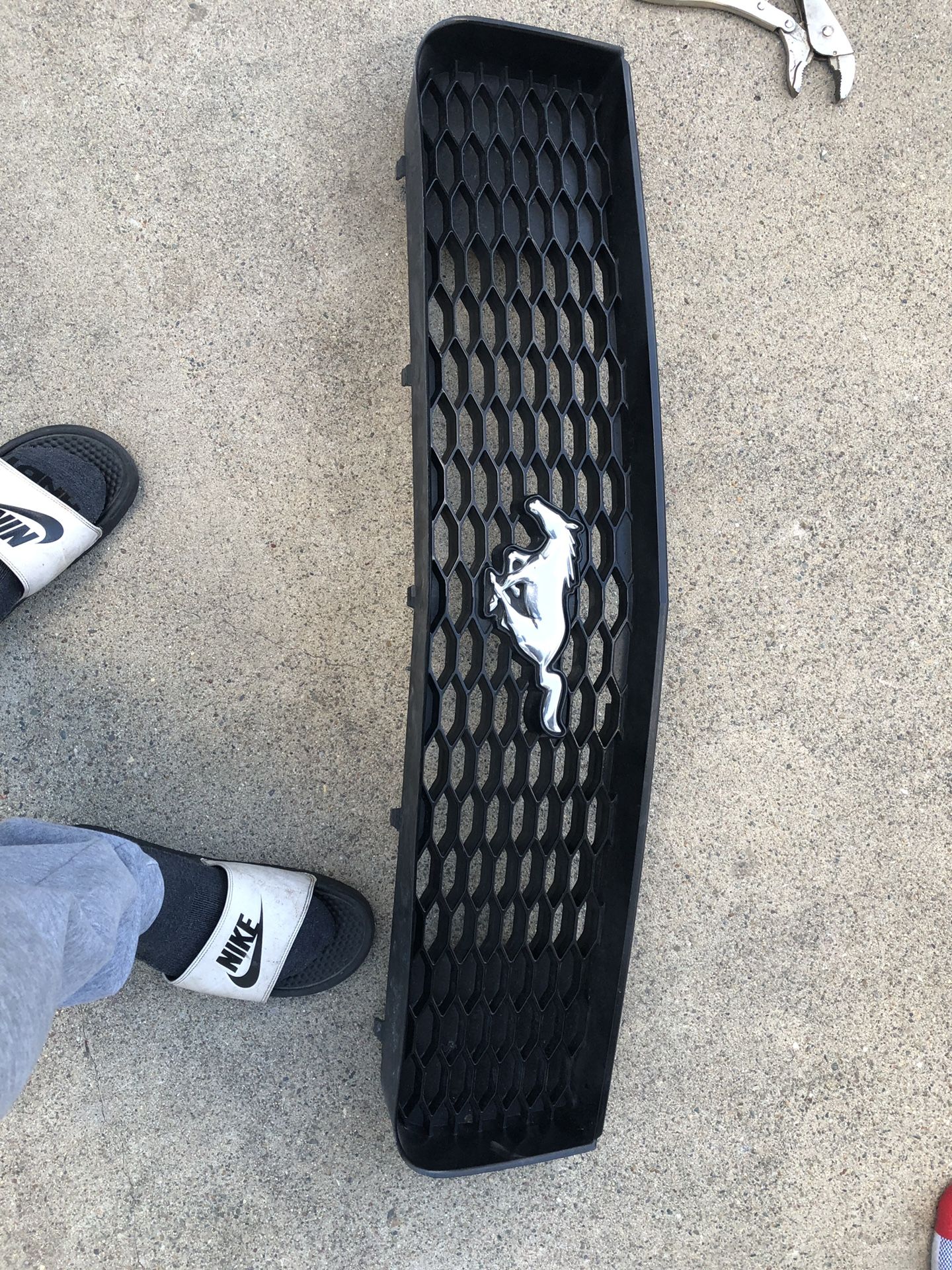 2005 mustang grill