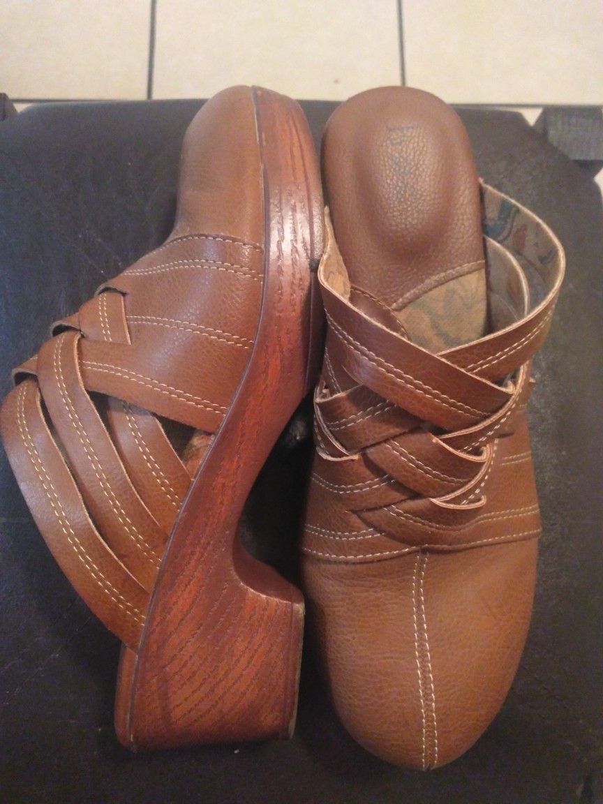 LEATHER CLOGS