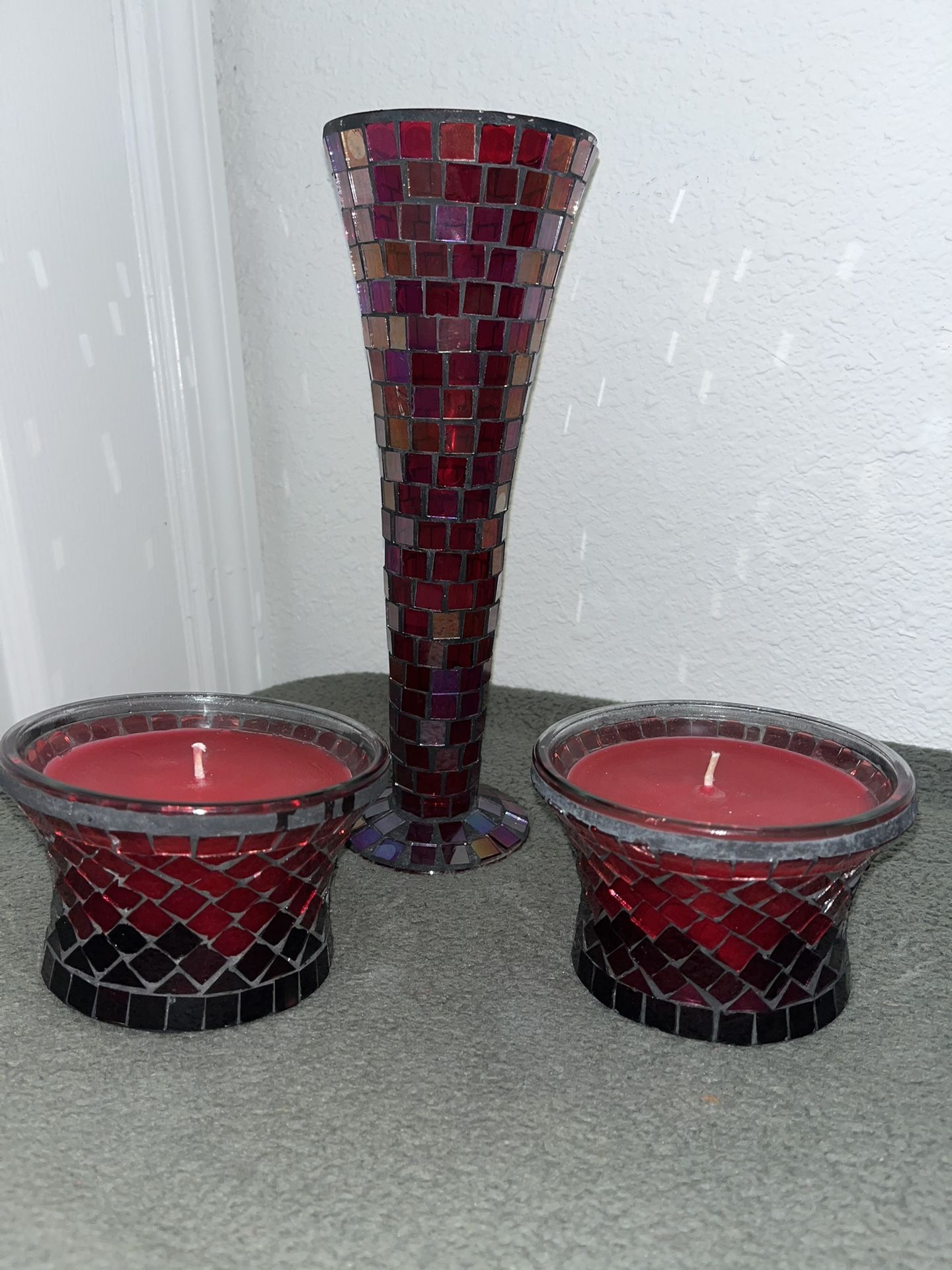 Red Charisma Vase + 3 Decorative Candles