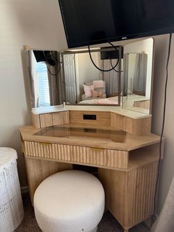 Vanity table