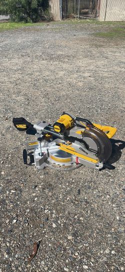 DEWALT 15 Amp Corded 12 in. Double Bevel Sliding Compound Miter Saw with XPS technology