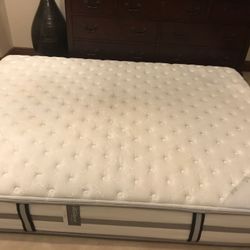 Matress quen size very clean pets smoke free house with box