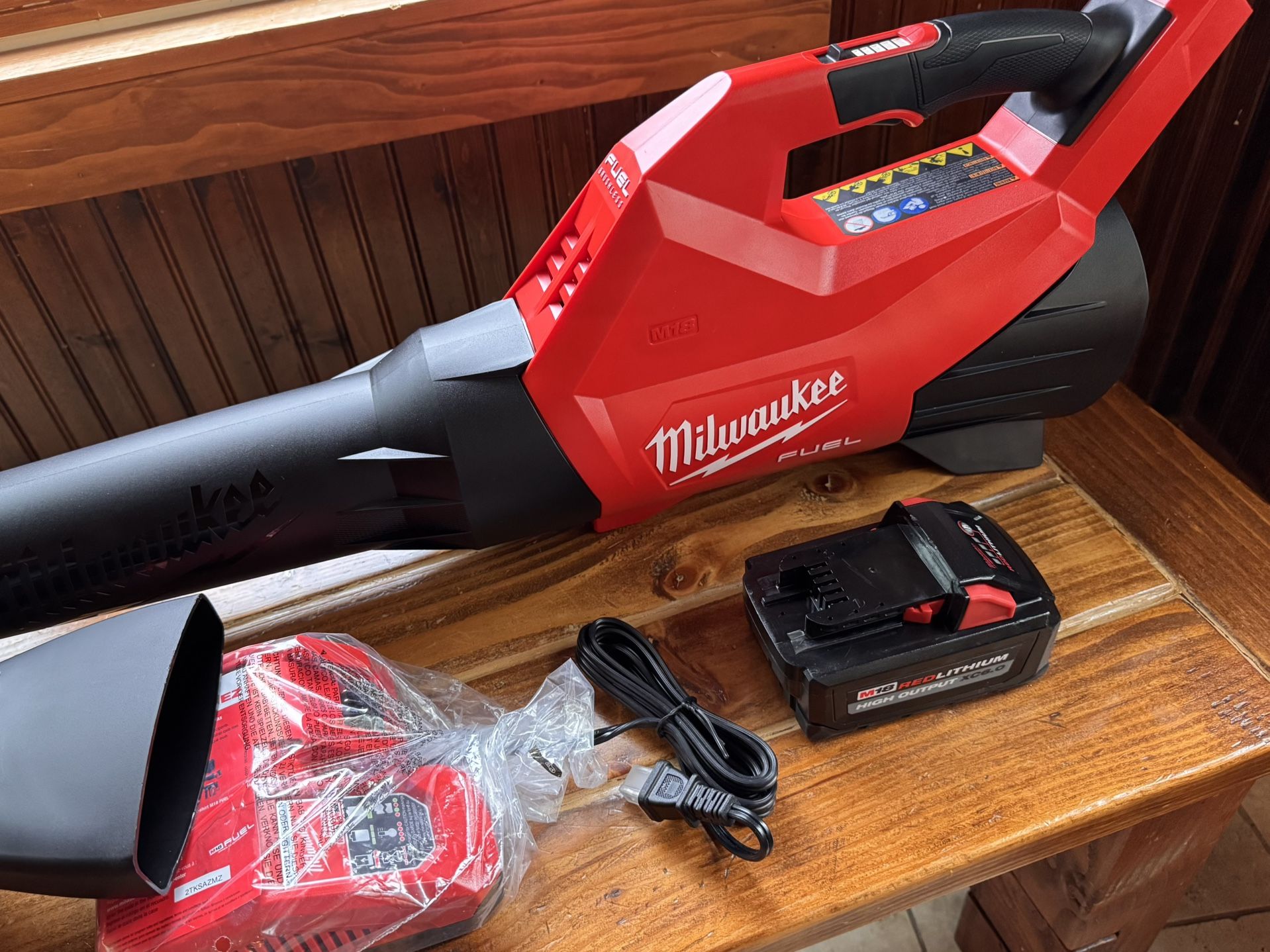 **NEW** Milwaukee FUEL M18 Blower Kit With HO XC6.0 Battery, Fast Charger & Nozzle 