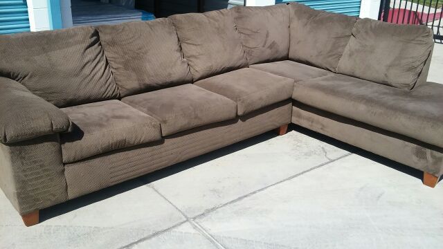 EXCELLENT BROWN SECTIONAL COUCH WITH CHAISE